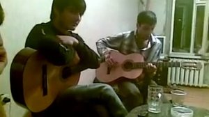 Заур Темиров четко играет и поет на гитаре