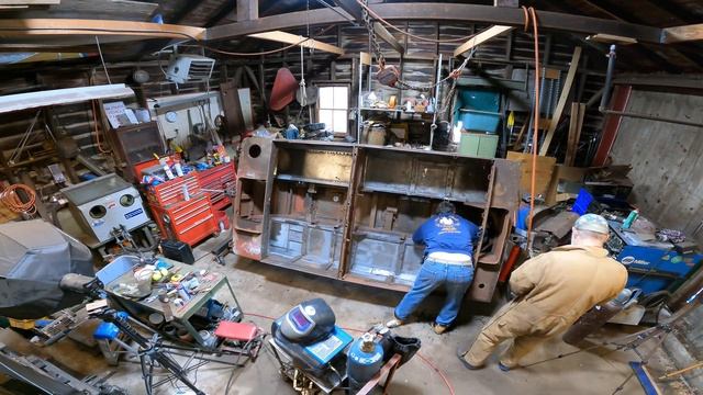 The World's First All Terrain Vehicle? | Restoring WWII Studebaker Weasel #107 + Surprise Guest! смотреть онлайн