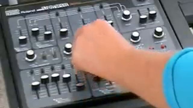 Demo of Roland SH3A vintage synthesizer смотреть онлайн