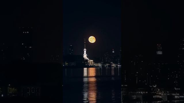 БОЛЬШАЯ ЛУНА НАД СЕВЕРНЫМ РЕЧНЫМ ВОКЗАЛОМ смотреть онлайн