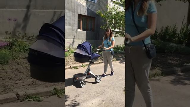 Перша прогулянка з коляскою Макарія смотреть онлайн