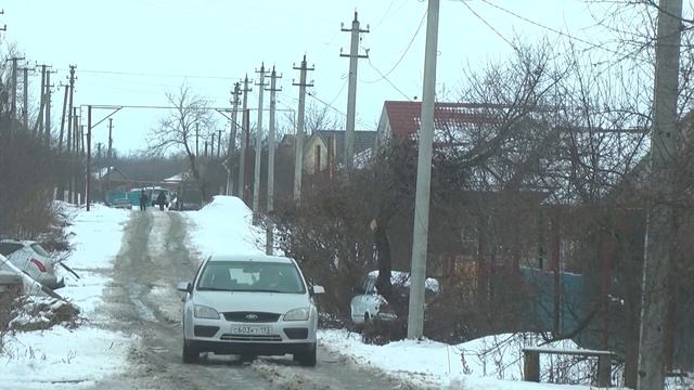 В поселке им. Максима Горького заканчивают работы по монтажу уличного освещения. смотреть онлайн