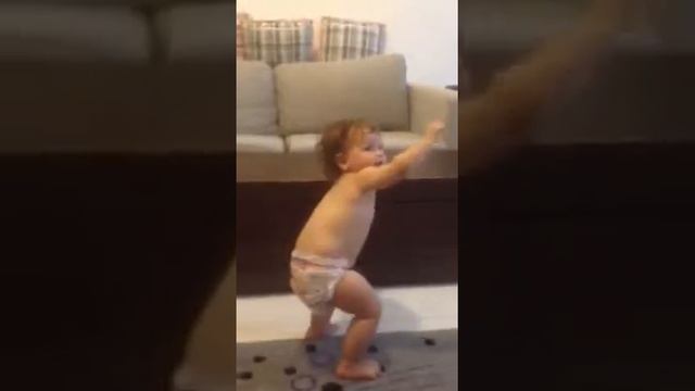 ясмин танцующий ребёнок полтора года. Смешно умильно! смотреть онлайн