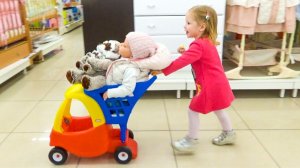 ВЛОГ: Кукла Катя и Настя КАК МАМА в детском магазине покупает новые игрушки