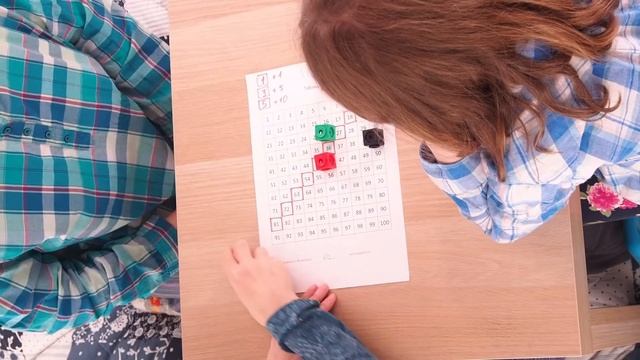 Арифметическая игра-ходилка в таблице 100. Считаем, играем. Математика с игральным кубиком смотреть онлайн