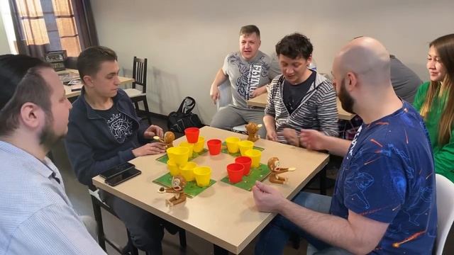 Играем в COCONUTS — кидаемся кокосами