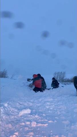 Лопатим снег на полярном Урале смотреть онлайн