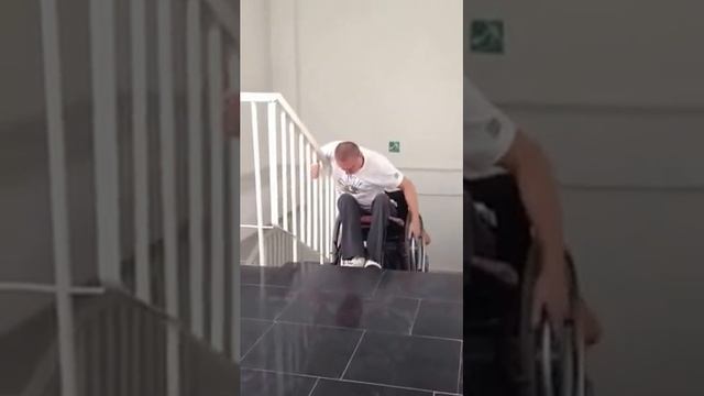 Как спускаться по лестнице на инвалидной коляске смотреть онлайн
