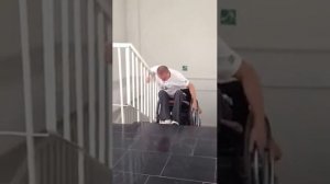 Как спускаться по лестнице на инвалидной коляске