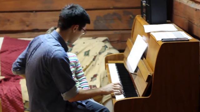 Волонтёр Лёша (Qiyang Niu) даёт урок игры на фортепиано