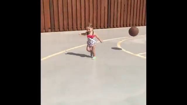 Анна Хилькевич играет с дочкой в баскетбол