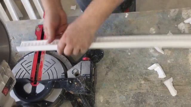 Как приклеить багет на натяжной потолок смотреть онлайн