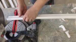 Как приклеить багет на натяжной потолок