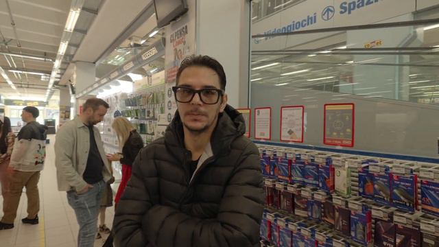 O Tassos pire iPhone 15 Pro Max. Oxi den einai protaprilia. смотреть онлайн