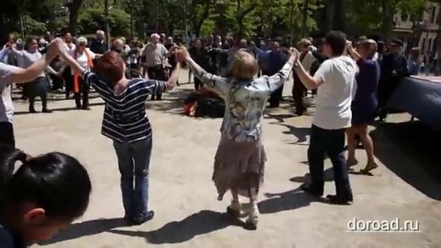 Каталонский танец сардана на фоне собора Саграда Фамилия в Барселоне смотреть онлайн