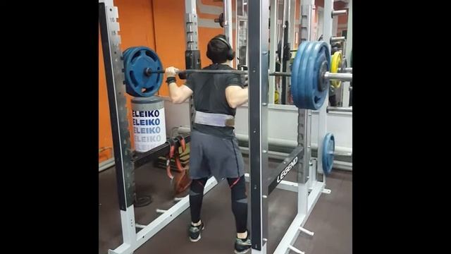 Тренировка ног в тренажерном зале. смотреть онлайн