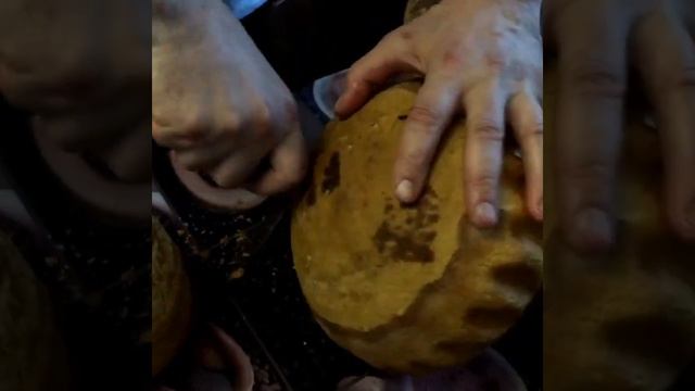 Хлеб из русской печи в разрезе. смотреть онлайн