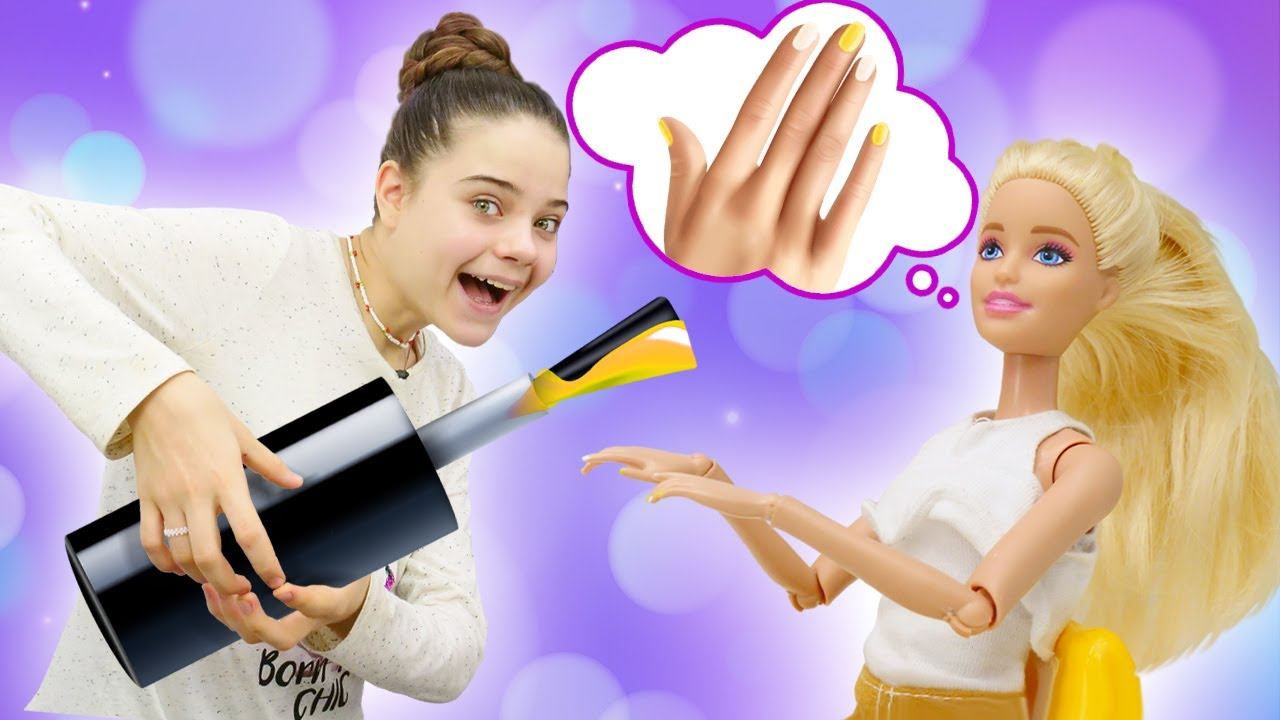 Жизнь БАРБИ: маникюр, прическа и макияж для Barbie в салоне красоты | Игры в куклы Барби! смотреть онлайн