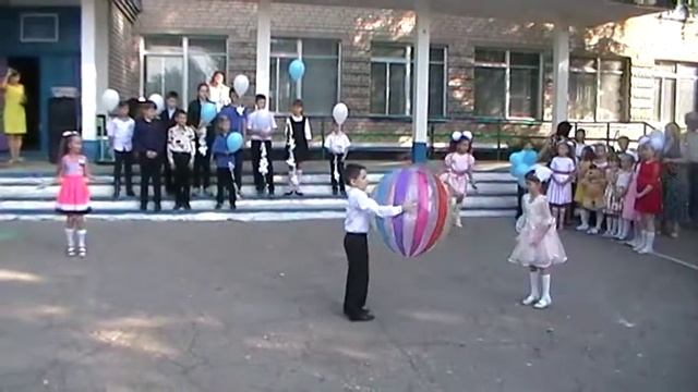 Первый танец моих первоклашек на День МИРА смотреть онлайн