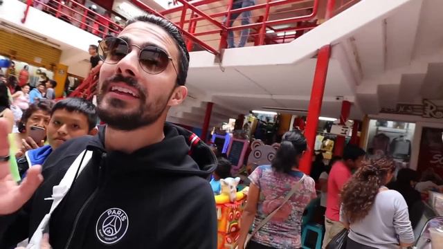 Explorando el mercado de piratería más grande de Perú | GAMARRA смотреть онлайн