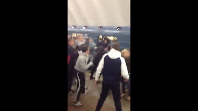 Драки:ДЕД Ударил в лоб женщину, парень ударил битой в ухо, парень с ноги разбил окно вагона в метро смотреть онлайн