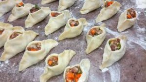 Когда лень лепить пельмени, готовлю лодочки из теста с фаршем. Вкусный ужин для всей семьи