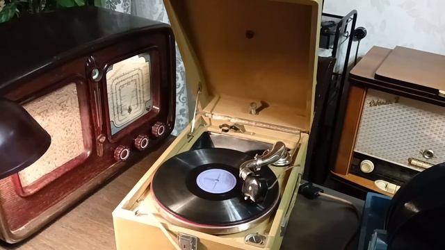Whispering (foxtrot; Roy Fox & his band) смотреть онлайн