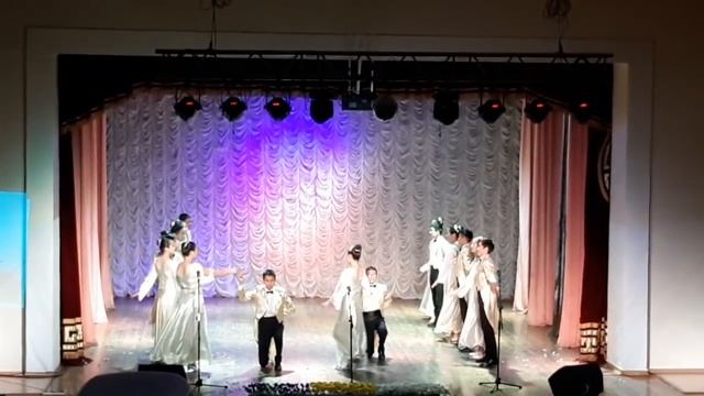 Вальс. Бальный танец в исполнении учащихся Сахюртинской СОШ! смотреть онлайн