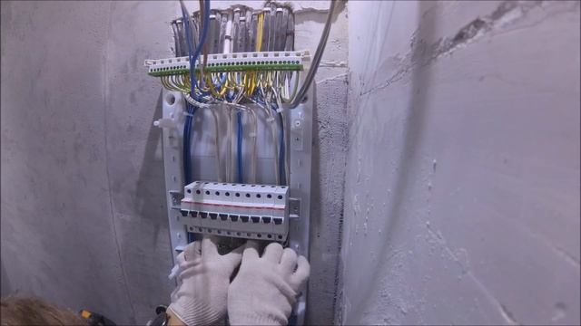 ⚠ Электрика в двушке - продолжение, собрал щит на АВВ! #Реальный_электрик