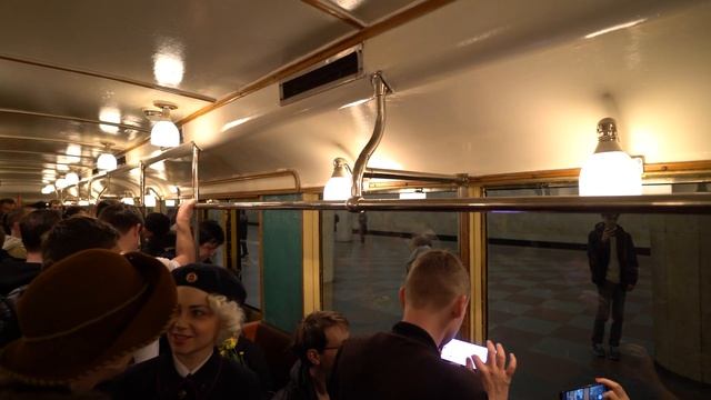 Первый поезд метро Москвы. Вагоны типа А. Поездка в режиме регулярного рейса, впервые за 46 лет! смотреть онлайн