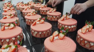 Клубничный торт макарон