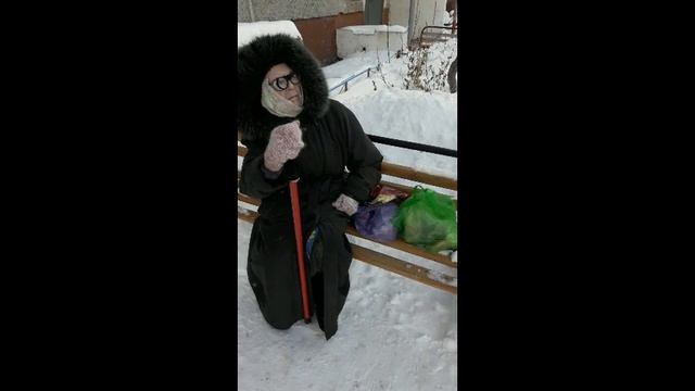 Кушает с мусорки! БАБУШКЕ НЕЧЕГО КУШАТЬ. Дал денег. 73 года. Казахстан смотреть онлайн