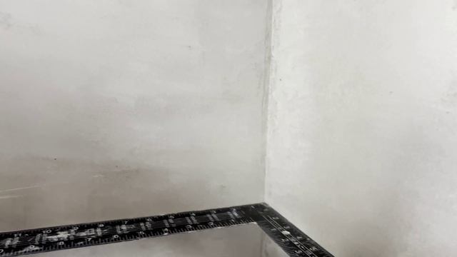 Как проверить штукатурку что бы сены были ровные?