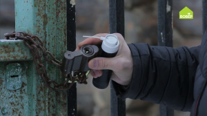 Как в мороз открыть навесной замок