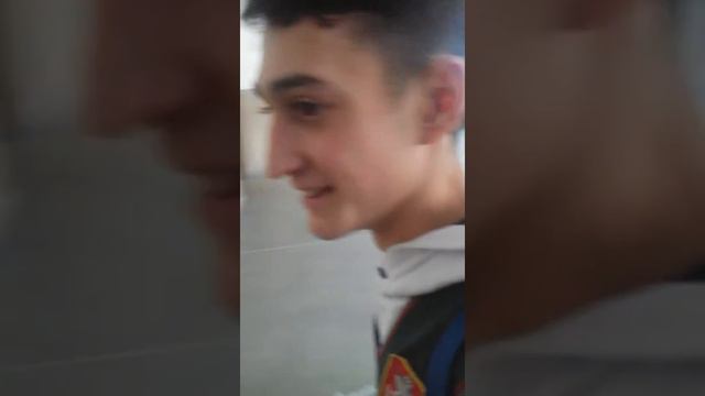 Киргизец даёт интервью прямо в микрофон смотреть онлайн