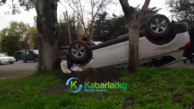 По ул. Махатмы Ганди автомашина перевернулась и съехала в арык смотреть онлайн