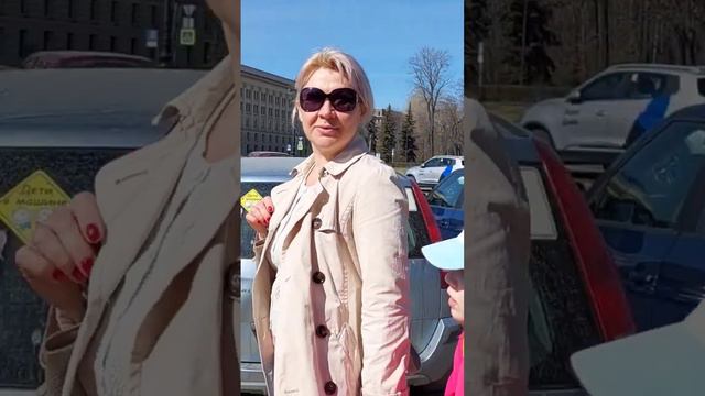 Амалия мой видеооператор. Мы с Майей у Смольного Собора. смотреть онлайн