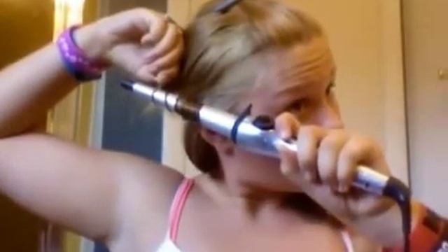 Девушка показывает как нужно пользоваться плойкой смотреть онлайн