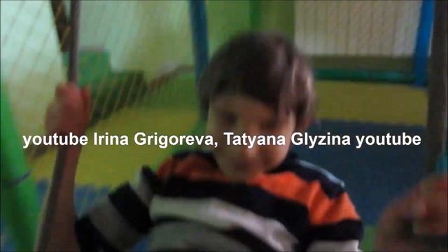 Рома сам держится на качелях ! смотреть онлайн