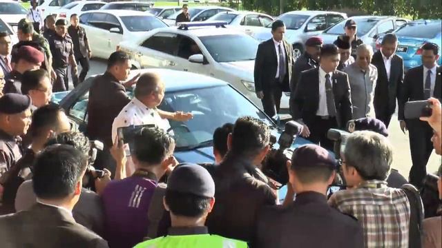 Sultan Johor Hantar Tun Mahathir Ke Airport (Proton 1) смотреть онлайн
