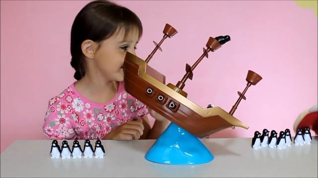 Пингвины ЧЕЛЛЕНДЖ ? игра для детей ? Лиза и Червяк ШОУ Balancing GAME Pirate Boat смотреть онлайн