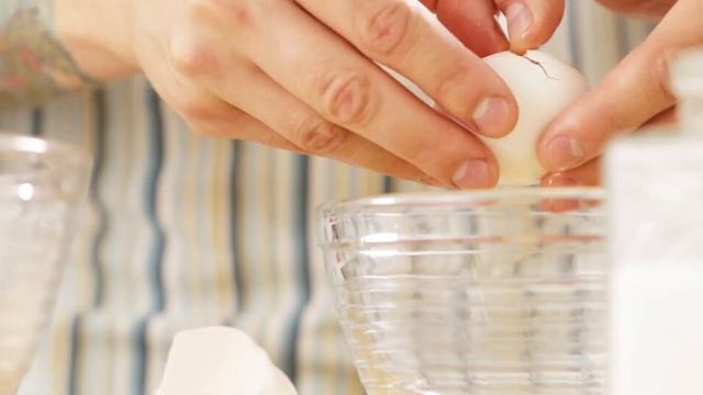 Как отделить белки от желтков || FOOD TV Учимся Готовить смотреть онлайн