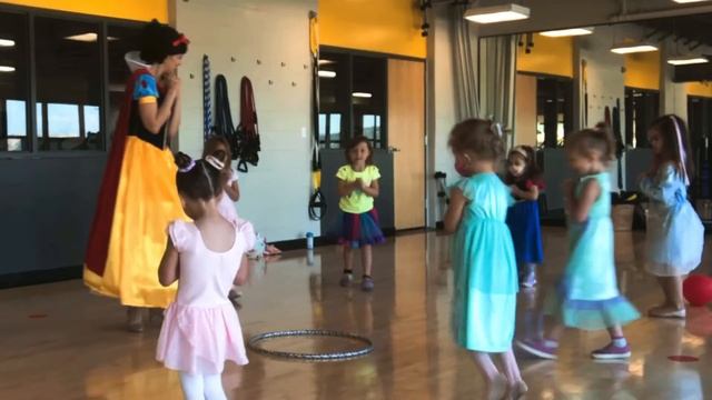 PIROUETTE WITH PRINCESS SNOW WHITE | Dancing Princess Parties | Princess Ballet Class смотреть онлайн