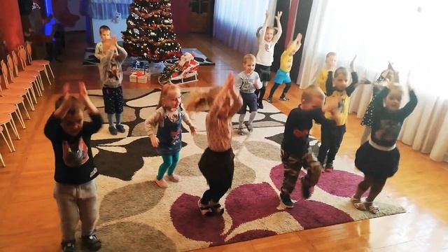 Новогодний танец смотреть онлайн