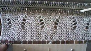 Красивый ажурный узор "Тюльпанчики" на вязальной машине.