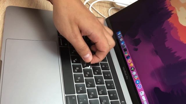 чистка клавиатуры MacBook Pro 2016+ смотреть онлайн
