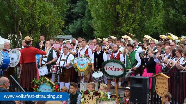 Martina Schwarzmann dirigiert den Tölzer Schützenmarsch | volksfest-straubing.de смотреть онлайн