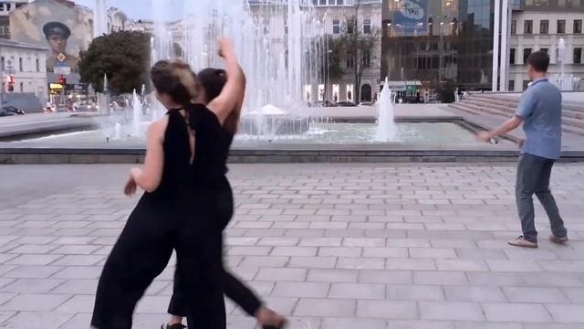 ЭТА ДЕВОЧКА БОЛЬШЕ НЕ ТВОЯ! ТАНЦЫ ВОЗЛЕ ОПЕРНОГО ТЕАТРА ХАРЬКОВ СЧАСТЛИВЫЕ ДНИ смотреть онлайн