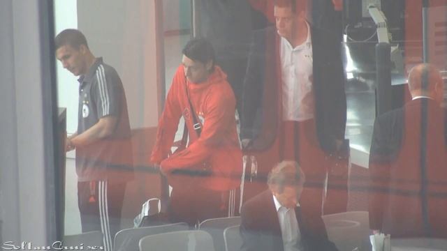 Deutsche Fußball Nationalmannschaft auf dem Flughafen Berlin Tegel (full HD) смотреть онлайн