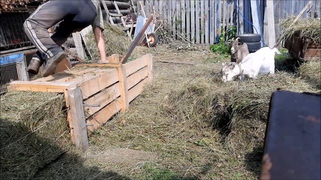 Прессую сено во дворе. смотреть онлайн